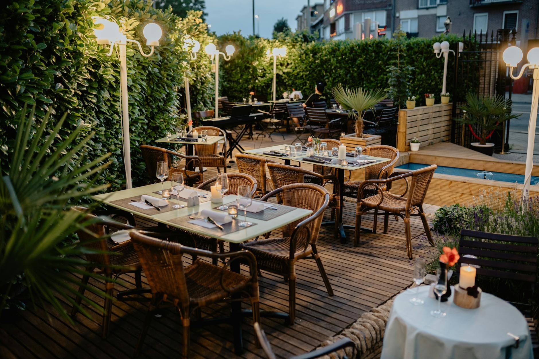 Restauracyjna terasa w ogrodzie przygotowana na wieczorną kolację